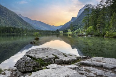 Almanya 'da Hintersee Gölü, Bavyera, Alpler' de Ramsau Ulusal Parkı. Alp manzarası, Almanya 'nın ünlü simgesi..