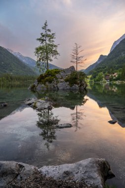 Almanya 'da Hintersee Gölü, Bavyera, Alpler' de Ramsau Ulusal Parkı. Alp manzarası, Almanya 'nın ünlü simgesi..