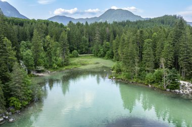 Almanya 'da Hintersee Gölü, Bavyera, Alpler' de Ramsau Ulusal Parkı. Alp manzarası, Almanya 'nın ünlü simgesi..