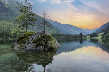 Almanya 'da Hintersee Gölü, Bavyera, Alpler' de Ramsau Ulusal Parkı. Alp manzarası, Almanya 'nın ünlü simgesi..