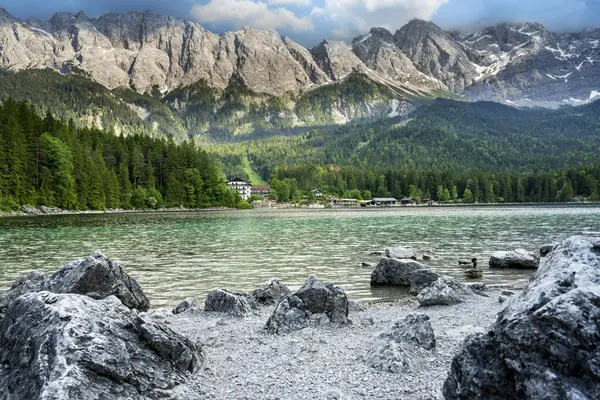 Lac Eibsee Avec Montagne Zugspitze Dans Les Alpes Bavière Allemagne Images De Stock Libres De Droits