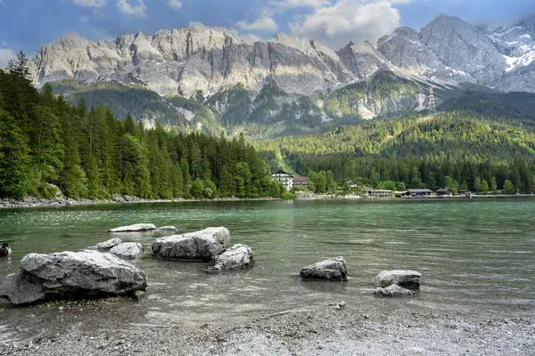 Lac Eibsee Avec Montagne Zugspitze Dans Les Alpes Bavière Allemagne Image En Vente