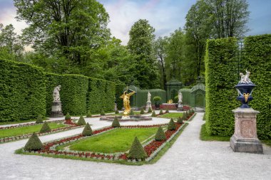 Schloss Linderhof Sarayı, Bavyera, Almanya ve Avrupa 'nın güneybatısındaki Ettal köyüne yakındır.