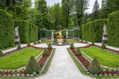 Schloss Linderhof Sarayı, Bavyera, Almanya ve Avrupa 'nın güneybatısındaki Ettal köyüne yakındır.