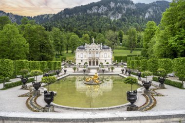 Schloss Linderhof Sarayı, Bavyera, Almanya ve Avrupa 'nın güneybatısındaki Ettal köyüne yakındır.