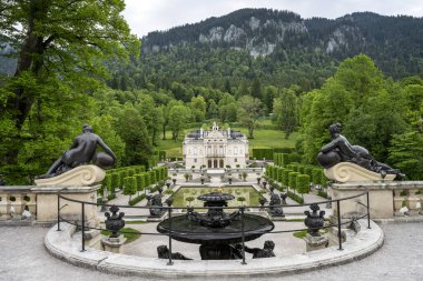 Schloss Linderhof Sarayı, Bavyera, Almanya ve Avrupa 'nın güneybatısındaki Ettal köyüne yakındır.