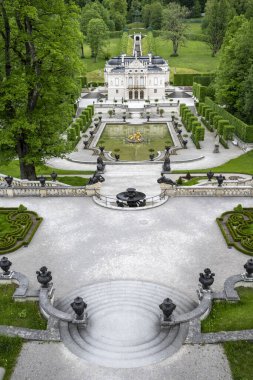 Schloss Linderhof Sarayı, Bavyera, Almanya ve Avrupa 'nın güneybatısındaki Ettal köyüne yakındır.