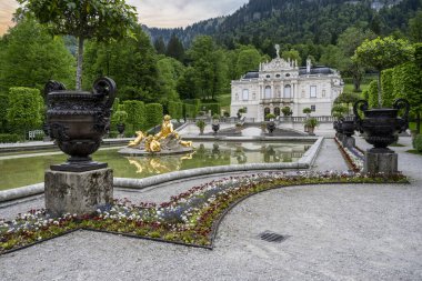 Schloss Linderhof Sarayı, Bavyera, Almanya ve Avrupa 'nın güneybatısındaki Ettal köyüne yakındır.