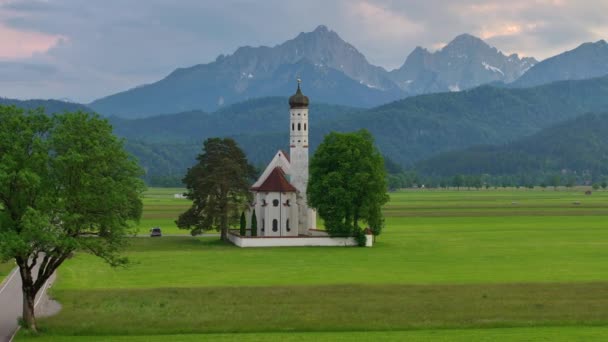 독일의 바이에른 지방의 아름다운 Schwangau의 배경에 대하여 Neuschwanstein 근처의 세인트 — 비디오
