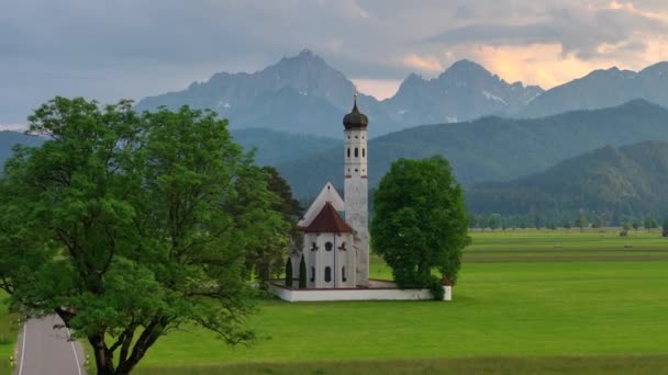 Drone Wiew Igreja Saint Coloman Perto Castelo Neuschwanstein Contra Pano — Vídeo de Stock