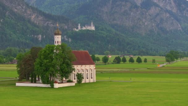 Drone Wiew Saint Coloman Church Neuschwanstein Castle Backdrop Beautiful Mountains — стоковое видео