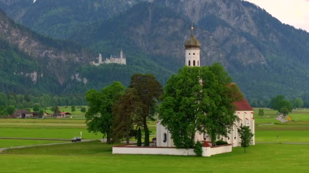Dron Pohled Kostel Colomana Blízkosti Zámku Neuschwanstein Pozadí Krásných Hor — Stock video