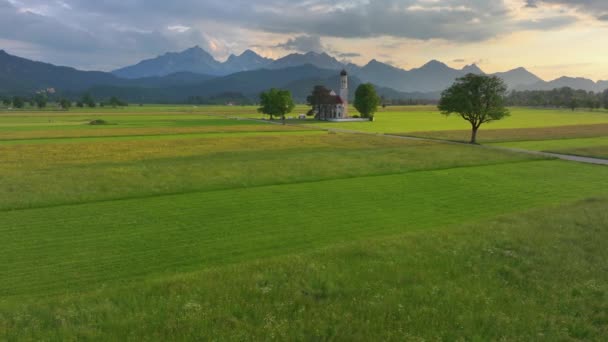 Drone Wiew Saint Coloman Church Neuschwanstein Castle Backdrop Beautiful Mountains — стоковое видео