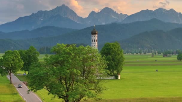Dron Pohled Kostel Colomana Blízkosti Zámku Neuschwanstein Pozadí Krásných Hor — Stock video
