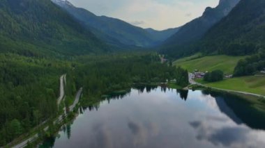 Almanya 'da Hintersee Gölü, Bavyera, Alpler' de Ramsau Ulusal Parkı. Alp manzarası, Almanya 'nın ünlü simgesi..