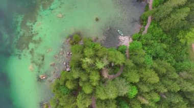 Bavyera doğa manzarasına tepeden bakan insansız hava aracı Alpler, Hintersee, Almanya 'daki bir gölde orman ve kristal berrak su