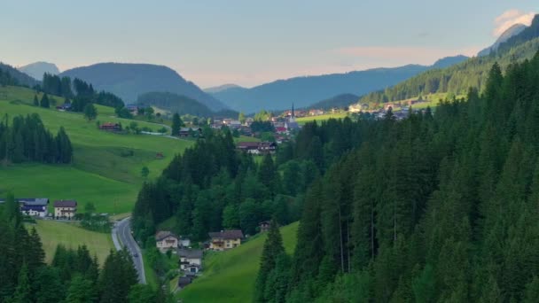 Avusturya Alplerinin Martin Tennengebirge Köyü Yakınlarındaki Insansız Hava Aracı Manzarası — Stok video