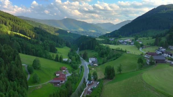 Avusturya Alplerinin Martin Tennengebirge Köyü Yakınlarındaki Insansız Hava Aracı Manzarası — Stok video