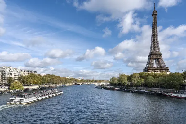 Paris 'in ve tüm Avrupa' nın ana ilgi odağı Eyfel Kulesi 'dir.