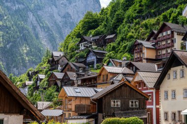 Hallstatt eski ahşap mimari. Hallstatt, Avusturya 'nın Salzkammergut bölgesinde bir köydür. Burası turistler için popüler bir tatil beldesi..