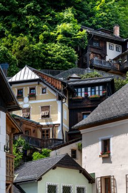 Hallstatt eski ahşap mimari. Hallstatt, Avusturya 'nın Salzkammergut bölgesinde bir köydür. Burası turistler için popüler bir tatil beldesi..