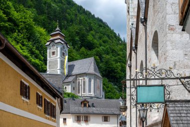 Hallstatt eski kasaba mimarisi. Hallstatt, Avusturya 'nın Salzkammergut bölgesinde bir köydür. Burası turistler için popüler bir tatil beldesi..