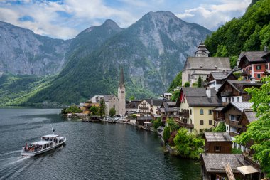 Hallstatt eski kasaba ve Hallstatter Yukarı Avusturya 'da göl. Hallstatt, Avusturya 'da Salzkammergut bölgesinde bir köydür..