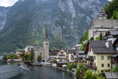 Hallstatt eski kasaba ve Hallstatter Yukarı Avusturya 'da göl. Hallstatt, Avusturya 'da Salzkammergut bölgesinde bir köydür..