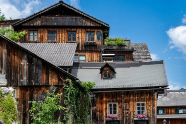 Hallstatt eski ahşap mimari. Hallstatt, Avusturya 'nın Salzkammergut bölgesinde bir köydür. Burası turistler için popüler bir tatil beldesi..