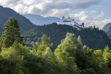 Hohenwerfen Kalesi, Salzburg 'un 40 km güneyindeki bir kayanın üzerine inşa edildi. Şato görkemli bir şekilde Berchtesgaden Alpleri ve Tennengebirge dağ sırası ile çevrilidir..