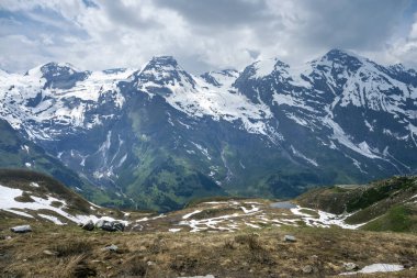 Dağdaki güzel hava manzarası ve Avusturya 'nın ünlü yolu Ferleiten' deki Grossglockner High Alpine Yolu 'ndaki yaban parkı..
