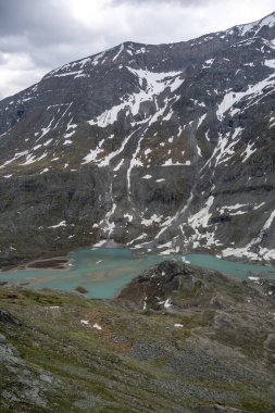 Pasterze buzulu, Grossglockner Yüksek Alp Yolu üzerinden ulaşılabilen büyük bir turizm beldesi. Buzul, Yüksek Tauern Ulusal Parkı 'nın bir parçasıdır..