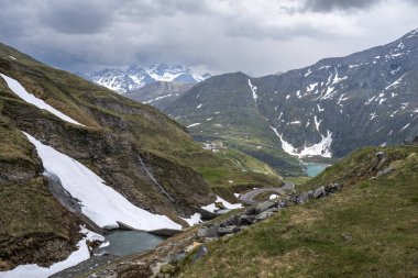 Dağdaki güzel hava manzarası ve Avusturya 'nın ünlü yolu Ferleiten' deki Grossglockner High Alpine Yolu 'ndaki yaban parkı..