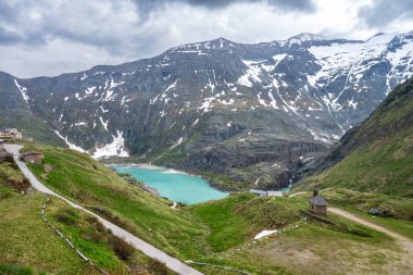 Dağdaki güzel hava manzarası ve Avusturya 'nın ünlü yolu Ferleiten' deki Grossglockner High Alpine Yolu 'ndaki yaban parkı..