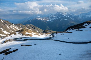 Dağdaki güzel hava manzarası ve Avusturya 'nın ünlü yolu Ferleiten' deki Grossglockner High Alpine Yolu 'ndaki yaban parkı..