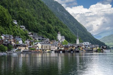 Hallstatt eski kasaba ve Hallstatter Yukarı Avusturya 'da göl. Hallstatt, Avusturya 'da Salzkammergut bölgesinde bir köydür..