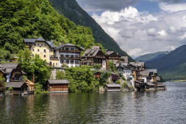 Hallstatt eski kasaba ve Hallstatter Yukarı Avusturya 'da göl. Hallstatt, Avusturya 'da Salzkammergut bölgesinde bir köydür..