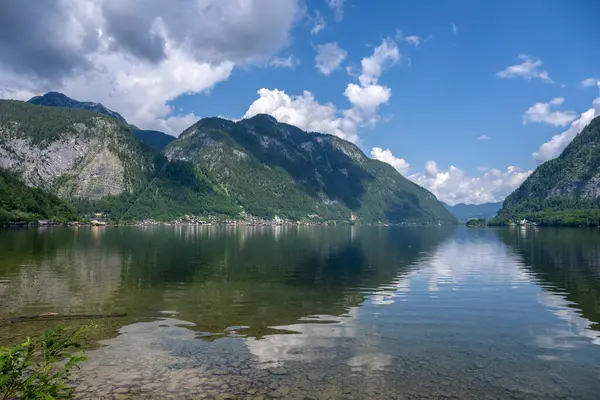 Hallstatt eski kasaba ve Hallstatter Yukarı Avusturya 'da göl. Hallstatt, Avusturya 'da Salzkammergut bölgesinde bir köydür..