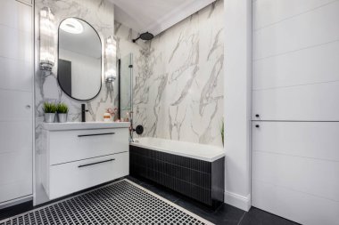 Mermer kaplamalı modern siyah beyaz banyo