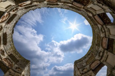 Polonya 'nın Ujazd yakınlarındaki Krzyztopor' daki eski şatoyu harabeye çeviriyor. Versay 'ın kurulmasından önce Avrupa' nın en büyük saray binalarından biriydi..