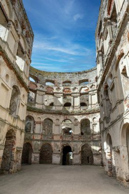 Polonya 'nın Ujazd yakınlarındaki Krzyztopor' daki eski şatoyu harabeye çeviriyor. Versay 'ın kurulmasından önce Avrupa' nın en büyük saray binalarından biriydi..