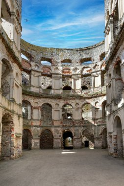 Polonya 'nın Ujazd yakınlarındaki Krzyztopor' daki eski şatoyu harabeye çeviriyor. Versay 'ın kurulmasından önce Avrupa' nın en büyük saray binalarından biriydi..