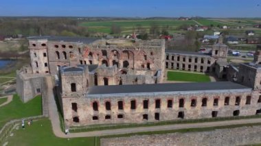 Polonya 'nın Ujazd yakınlarındaki Krzyztopor' daki eski şatoyu harabeye çeviriyor. Versay 'ın kurulmasından önce Avrupa' nın en büyük saray binalarından biriydi..