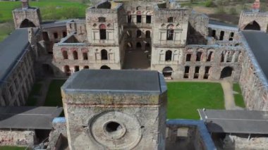 Polonya 'nın Ujazd yakınlarındaki Krzyztopor' daki eski şatoyu harabeye çeviriyor. Versay 'ın kurulmasından önce Avrupa' nın en büyük saray binalarından biriydi..