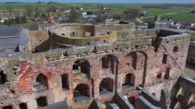 Polonya 'nın Ujazd yakınlarındaki Krzyztopor' daki eski şatoyu harabeye çeviriyor. Versay 'ın kurulmasından önce Avrupa' nın en büyük saray binalarından biriydi..