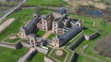 Polonya 'nın Ujazd yakınlarındaki Krzyztopor' daki eski şatoyu harabeye çeviriyor. Versay 'ın kurulmasından önce Avrupa' nın en büyük saray binalarından biriydi..