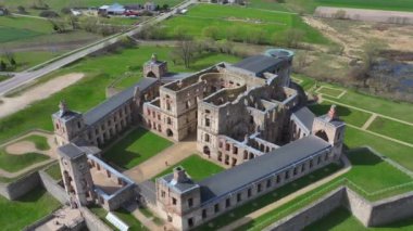 Polonya 'nın Ujazd yakınlarındaki Krzyztopor' daki eski şatoyu harabeye çeviriyor. Versay 'ın kurulmasından önce Avrupa' nın en büyük saray binalarından biriydi..