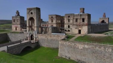 Polonya 'nın Ujazd yakınlarındaki Krzyztopor' daki eski şatoyu harabeye çeviriyor. Versay 'ın kurulmasından önce Avrupa' nın en büyük saray binalarından biriydi..