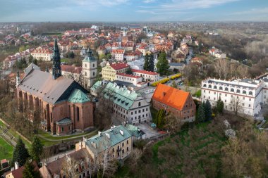 Sandomierz 'e yapılan hava aracı görüntüsü Polonya' da Vistula Nehri 'nin yedi tepesinde yer alan ortaçağ küçük bir kasabadır..