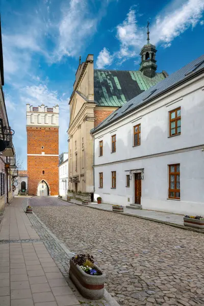 7つの丘にヴィスラ川に位置するポーランドの中世の小さな町サンドミシュの旧市街 したがって時々リトルローマと呼ばれる ストックフォト